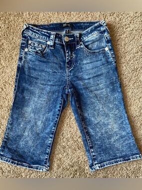 True Religion Riley Shorts Size 25 Knee Length Jean Bermuda Stretch Medium Wash